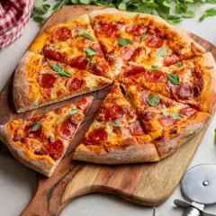 Apetyczna pizza pepperoni z ciągnącym się serem i świeżą bazylią, podana na drewnianej desce.