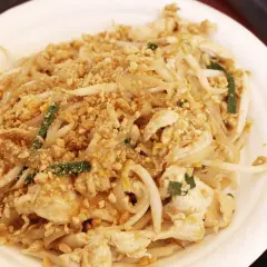 Pyszny pad thai z kurczakiem, kiełkami i orzeszkami. Idealny przepis, jak zrobic pad thai w domu.