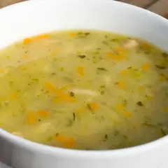 Zupa ogórkowa przepis babci, pełna warzyw i ziół, pachnie domem i tradycją. Idealna na chłodne dni.