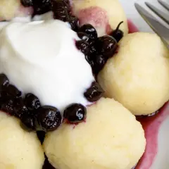Pyszne ciasto na knedle z jagodami i śmietaną. Idealne na deser lub śniadanie.