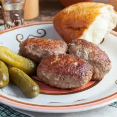 Obłędne kotlety mielone z ogórkami kiszonymi i bułką. Pyszny, domowy obiad.