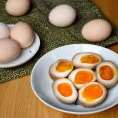 Jajka na miękko z płynnym żółtkiem, idealne do ramen. Zobacz, jak ugotować jajko do ramen, by uzyskać taki efekt.