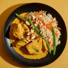 Pyszny kurczak w sosie curry z ryżem, fasolką szparagową i migdałami. Prosty przepis na obiad, który zachwyci każdego.