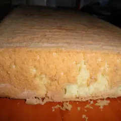 Puszysty biszkopt na dużą blachę, idealny do tortów. Ten przepis na biszkopt jest prosty i gwarantuje sukces.