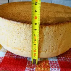 Puszysty biszkopt z 10 jaj, wysoki na 10 cm, mierzony miarką. Idealny do tortu.