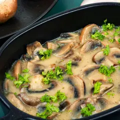 Aksamitne, pieczarki duszone w sosie śmietanowym, udekorowane świeżą natką pietruszki. Idealne jako dodatek do obiadu.