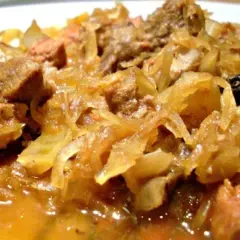 Tradycyjny polski bigos przepisy mistrzów. Aromatyczne danie z kapusty i mięsa, gotowe do podania.