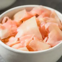 Różowy imbir marynowany w miseczce, gotowy do podania z sushi.