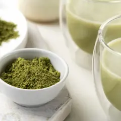 Zielona herbata matcha w proszku i gotowy napój w szklankach. Czy matcha jest dla dzieci? To pytanie nurtuje wielu rodziców.