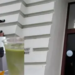 Znak "Sandra's Matcha", przygotowywanie napoju matcha, witryna sklepu.