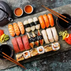 Wykwintne sushi, krewetki, łosoś, tuńczyk i węgorz. To kwintesencja japońskiej kuchni, podane z imbirem, wasabi i sosem sojowym.