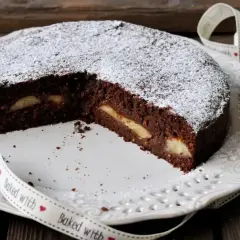 Czekoladowa babka jajowata z kawałkami jabłek, posypana cukrem pudrem. Pyszne ciasto na co dzień.