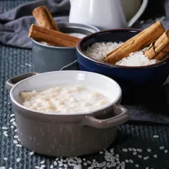 Gotowy ryż na mleku, jak zrobić go pysznie? Składniki: ryż, mleko, laski cynamonu.