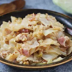 Pyszna kapusta zasmażana z boczkiem, idealna na obiad. Prosty przepis, jak zrobić kapustę zasmażaną, by zachwycić domowników.