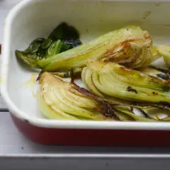 Pieczona kapusta pak choi w naczyniu, idealna do prostych przepisów.