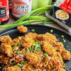 Chrupiące kąski kurczaka z makaronem udon w sosie. Inspiracja na air fryer przepisy.