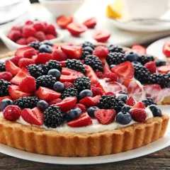 Pyszna tarta z mascarpone i bogactwem świeżych owoców: truskawek, malin, jeżyn i borówek. Idealna na letnie popołudnie.