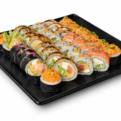 Talerz sushi z łososiem, krewetkami i warzywami. Zastanawiasz się, ile kosztuje sushi? Ta porcja wygląda apetycznie!
