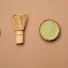 Proszek matcha, bambusowa miotełka chasen, gotowy napój i liście. Czy matcha pobudza? Zobacz sam!