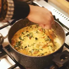 Gotowy do podania kremowy kurczak w sosie z dodatkiem świeżych ziół. Idealny do podania z ryżem, jako danie z przepisu na garam masala.