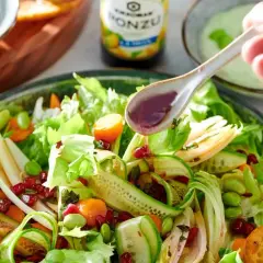 Sos sojowy idealnie podkreśli smak tej kolorowej sałatki z ogórkiem, pomidorkami i edamame.