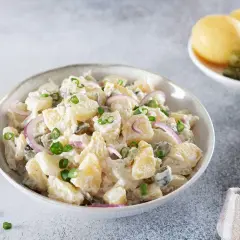 Pyszna sałatka ziemniaczana z cebulą i ogórkiem kiszonym. Idealna na grilla i piknik. Oto jak zrobić sałatkę ziemniaczaną!