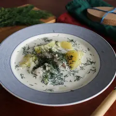 Zupa śledziowa Ani gotuje się z ziemniakami i koperkiem. Pyszne danie na obiad.