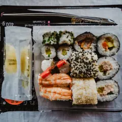 Zestaw sushi z Biedronki: rolki z łososiem, krewetkami i warzywami. Czy sushi z Biedronki jest zdrowe? To zależy od składników.