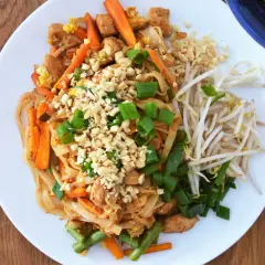 Pad Thai z kurczakiem, warzywami i posiekanymi orzeszkami ziemnymi. Idealne jakie orzechy do pad thai.