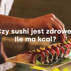 Dłoń dekoruje sushi. Czy sushi jest zdrowe? Ile ma kcal?