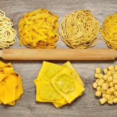 Różne rodzaje makaronu: nitki, wstążki, ravioli i drobne kluseczki. Idealne składniki do pysznej zupy z makaronem.