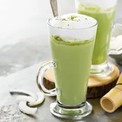 Dwa pyszne matcha latte z pianką i posypką z zielonej herbaty. Zastanawiasz się, matcha latte gdzie kupić?