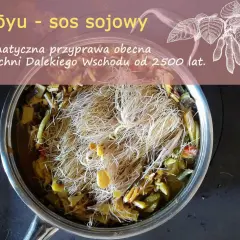 Aromatyczna przyprawa Shoyu - sos sojowy, obecna w kuchni Dalekiego Wschodu od 2500 lat, gotuje się w garnku z warzywami i makaronem.