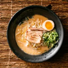 Miseczka aromatycznego ramenu z makaronem, chashu, jajkiem i szczypiorkiem. Idealny sposób, by poczuć, jak smakuje ramen.