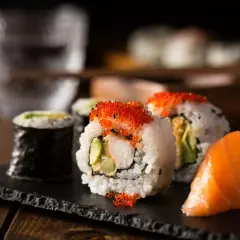 Pyszne sushi z łososiem, awokado i ikrą. Idealne składniki co do sushi do środka, by stworzyć wyśmienite danie.