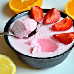 Różowa galaretka z pianką, truskawkami i cytrusami. Niska galaretka kcal, idealna na deser.