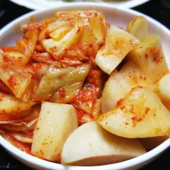 Pikantne kimchi w białej misce. Zastanawiasz się, jak długo przechowywać kimchi? To danie jest gotowe do spożycia!