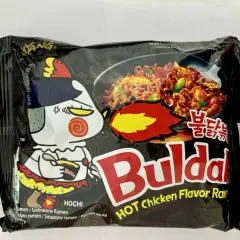 Gdzie kupić buldak ramen? Opakowanie pikantnego kurczakowego ramenu z postacią Houchi.