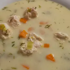 Kremowa zupa królewska z delikatnymi kluseczkami drobiowymi, marchewką i koperkiem. Pyszne danie na chłodne dni.