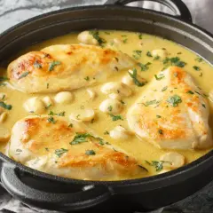 Proste przepisy na filet z kurczaka w kremowym sosie z pieczarkami, posypany natką pietruszki.