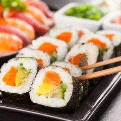 Pyszne rolki sushi z łososiem i warzywami, idealne na każdy posiłek. Do sushi najlepiej użyć specjalnego ryżu, który jest kleisty i lekko słodki.
