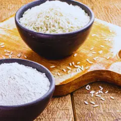 Mąka ryżowa i ryż na desce. Szukasz alternatywy, czym zastąpić mąkę ryżową w kimchi?
