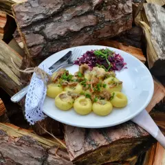 Pyszne kluski śląskie z sosem grzybowym i surówką z czerwonej kapusty. Idealna jaka sałatka do klusek śląskich z sosem na obiad.