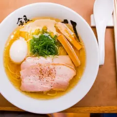 Misternie przygotowane ramen z plastrami wieprzowiny, jajkiem i szczypiorkiem. Zastanawiasz się, ile kalorii ma ramen?