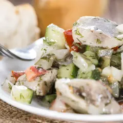 Sałatka śledziowa z ogórkiem i pomidorem, idealna na szybki obiad. Oto jak zrobić sałatkę śledziową.