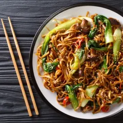 Talerz pełen pad thai z warzywami i grzybami. Zastanawiasz się, ile kalorii ma pad thai?