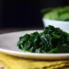 Gotowy szpinak na talerzu, idealny do szybkiego obiadu. Prosty szpinak przepis na zdrowy dodatek.