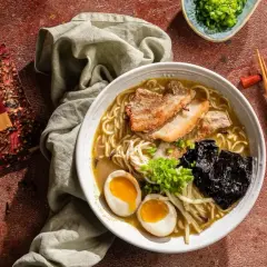 Jak zrobić ramen? Aromatyczny bulion, makaron, jajko na pół, chrupiący boczek i nori. Idealny przepis na rozgrzewający posiłek.
