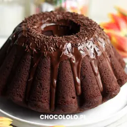 Pyszna babka z mascarpone i kakao, polana czekoladą i posypana wiórkami. Idealna na deser!