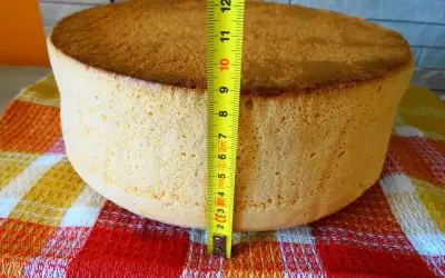 Puszysty biszkopt z 10 jaj, wysoki na 10 cm, mierzony miarką. Idealny do tortu.